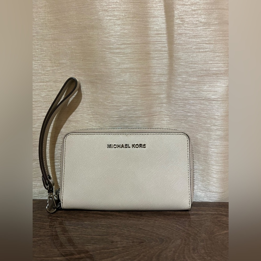 Michael Kors Medium Smartphone Wristlet Light Grey